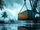 photo-realiste-dune-grue-soulevant-un-conteneur-maritime-sous-une-pluie-tropicale-dans-un-port-gouttes-sur-lacier-chaines-visibles-palmiers-et-cargos-en-arriere-plan-flaques-reflechissantes-a
