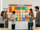 Illustration réaliste d’un tableau d’emploi du temps scolaire coloré et sans inscriptions lisibles, dans un lycée français lumineux, avec deux élèves et deux enseignants.